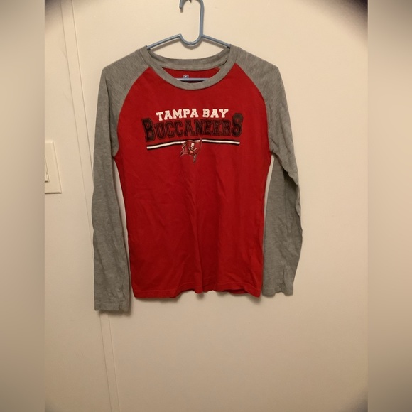 Tampa Bay Buccaneers shirt
Size L
EUC
Arm 17”
Sleeves 25”
Length 22” - Picture 1 of 3